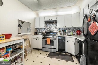 27 Mendrey Ct in Trenton, NJ - Building Photo - Building Photo