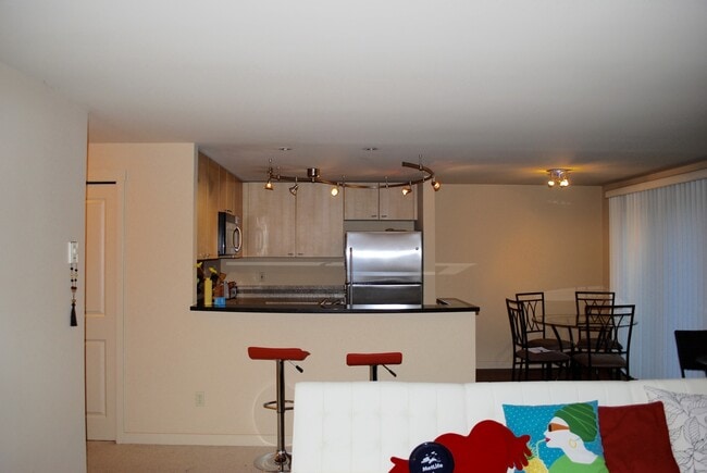Spacious 2 Bed in Beautiful Complex! in Kirkland, WA - Building Photo - Building Photo