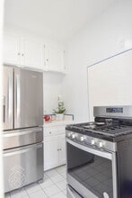 1069 S Holt Ave in Los Angeles, CA - Building Photo - Building Photo