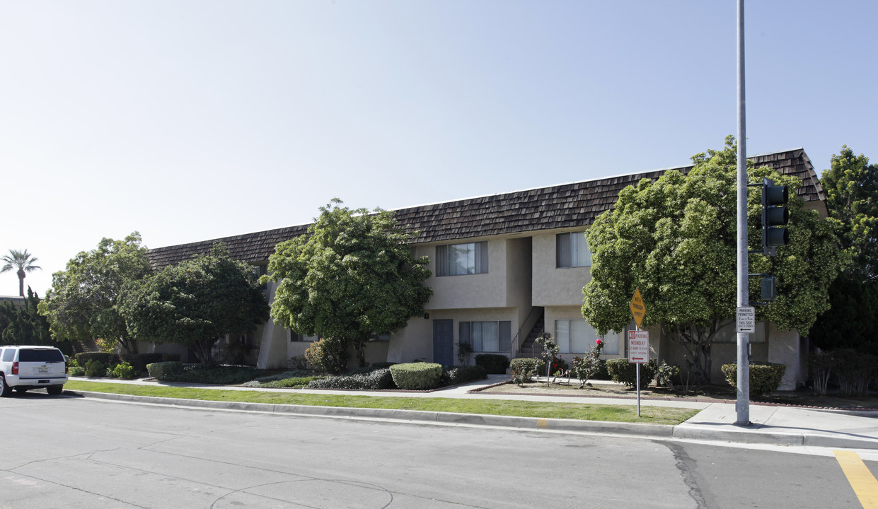 Compri Apartments in Fullerton, CA - Foto de edificio