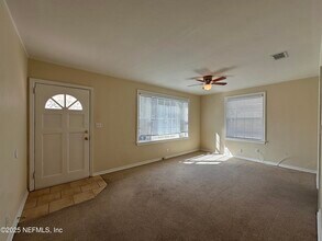 1761 Lilly Rd E in Jacksonville, FL - Foto de edificio - Building Photo