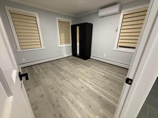 20709 34th Ave, Unit 2 in Bayside, NY - Foto de edificio - Building Photo