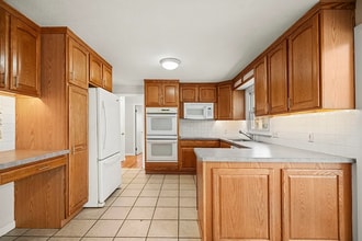 221 Bel Air Dr in Longmeadow, MA - Building Photo - Building Photo