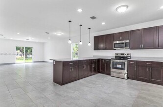2360 NW 14th St in Fort Lauderdale, FL - Foto de edificio - Building Photo