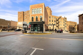 6 E Downer Pl in Aurora, IL - Building Photo - Building Photo