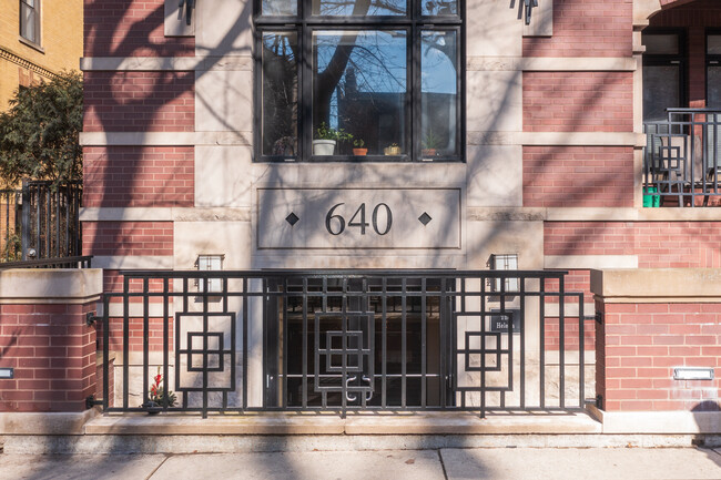640 W Barry Ave in Chicago, IL - Foto de edificio - Building Photo