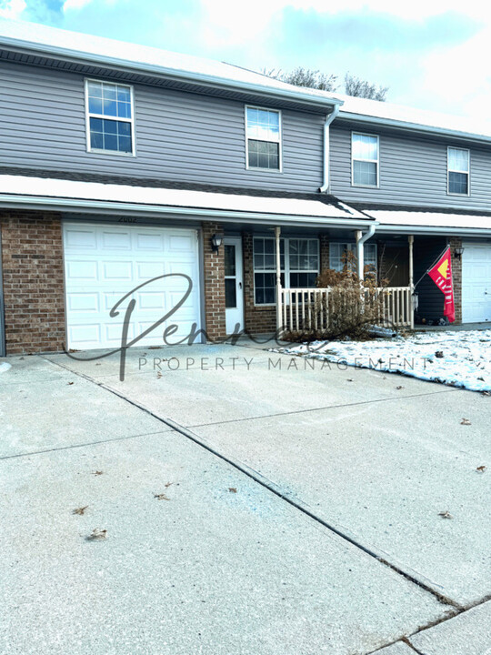 2002 SW Sandstone Ct in Blue Springs, MO - Building Photo