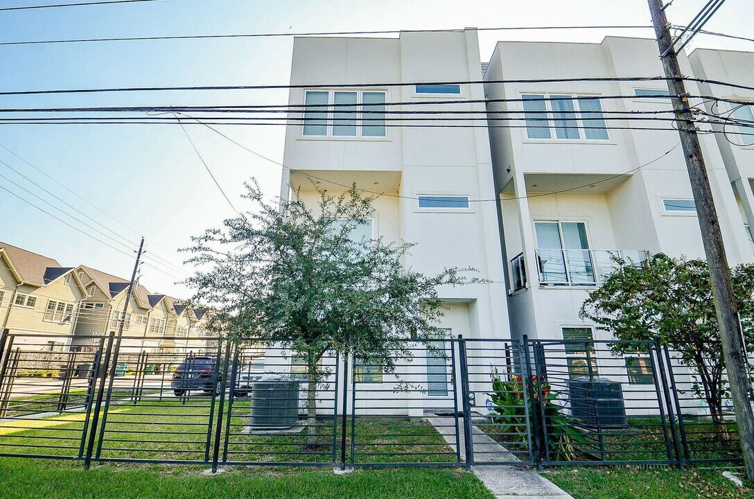 2103 Engelmohr St in Houston, TX - Building Photo