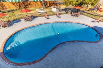 2010 Estrada Pkwy in Irving, TX - Building Photo - Building Photo