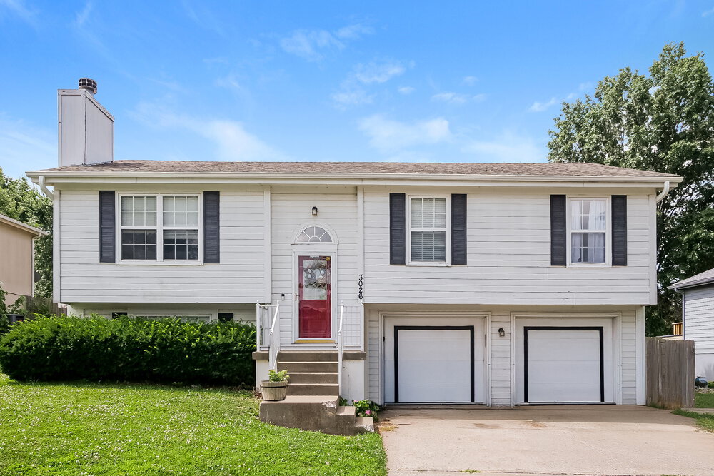 3026 SW Shadow Brook Dr in Blue Springs, MO - Building Photo