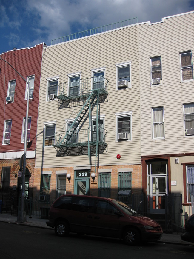 239 Jefferson St in Brooklyn, NY - Building Photo - Building Photo