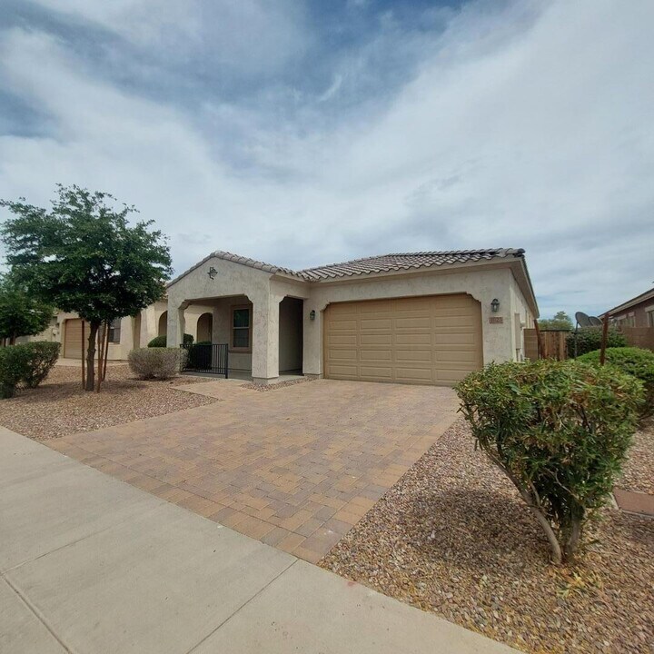 1025 S 200th Ln in Buckeye, AZ - Building Photo