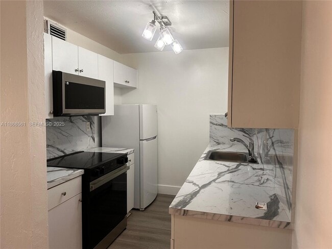 7231 Miami Lakes Dr in Miami Lakes, FL - Building Photo - Building Photo