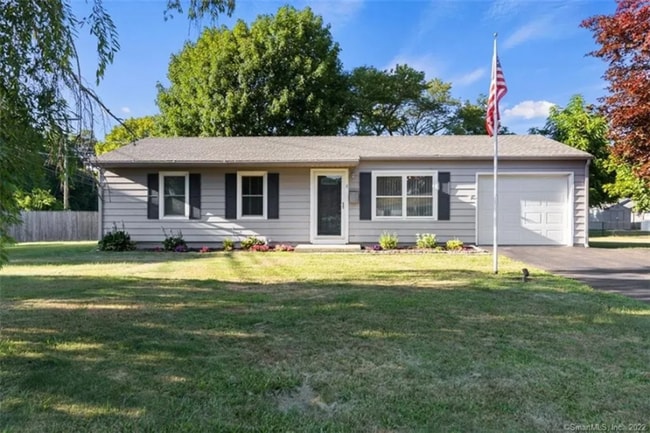 8 Indian Field Rd in Groton, CT - Foto de edificio - Building Photo