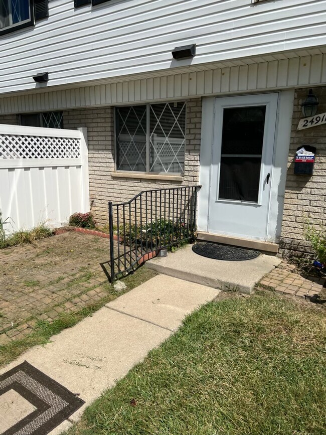 24911 Mayfair St Rentals in Flat Rock, MI