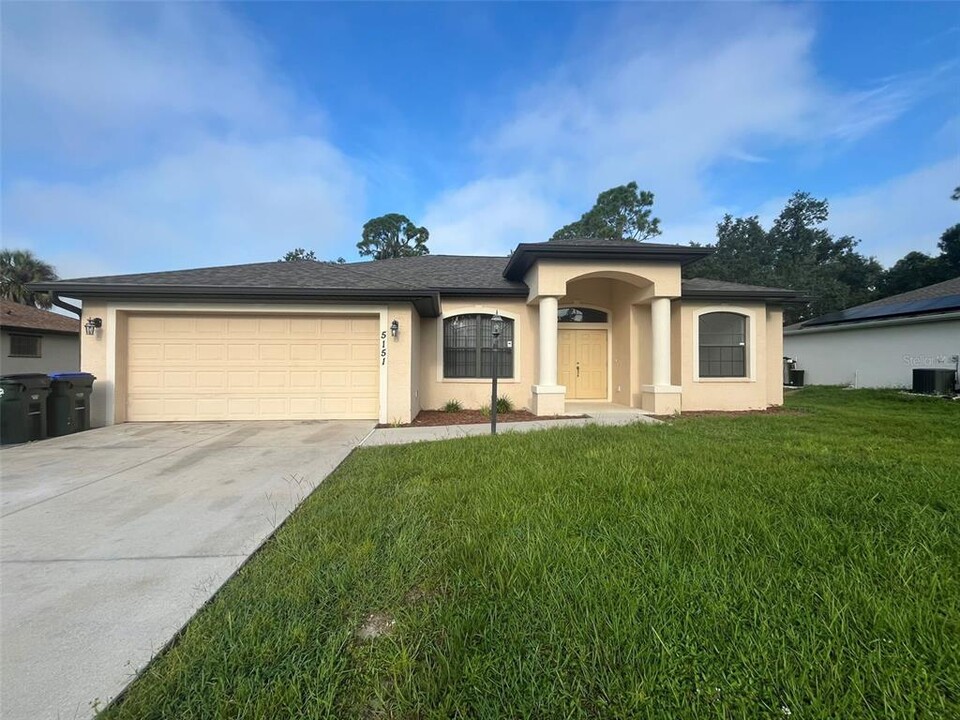 5151 Dakota Terrace in North Port, FL - Building Photo