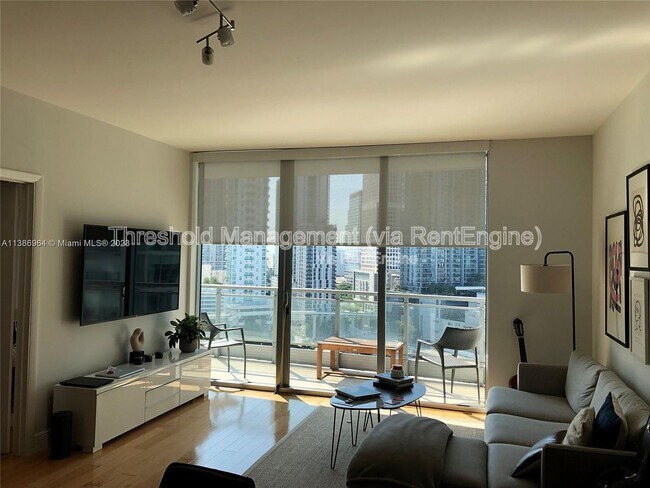 90 SW 10th St in Miami, FL - Foto de edificio - Building Photo