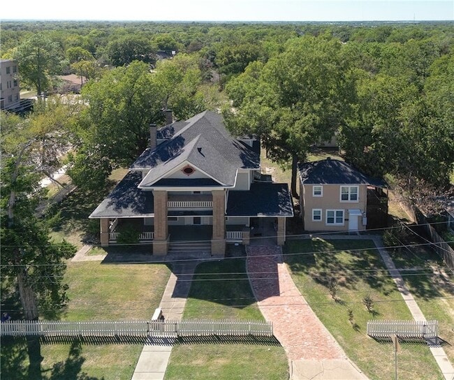 206 S Sims Ave in Bryan, TX - Building Photo - Building Photo