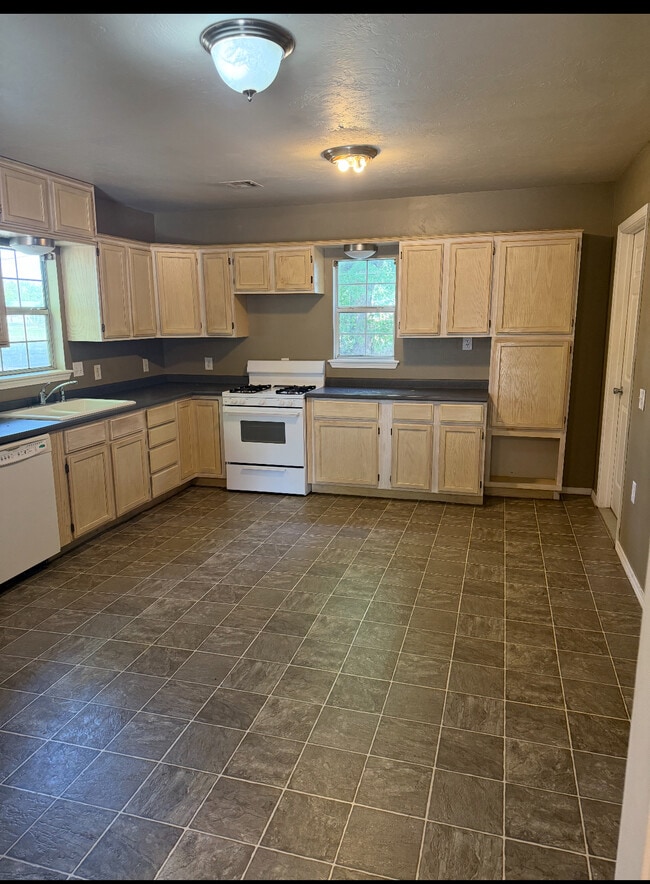 302 E Washington St in Crescent, OK - Building Photo - Building Photo