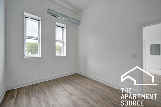 4733 N Western Ave, Unit 205 in Chicago, IL - Building Photo - Building Photo