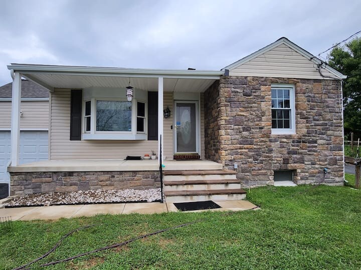 1928 Sulphur Spring Rd in Halethorpe, MD - Building Photo