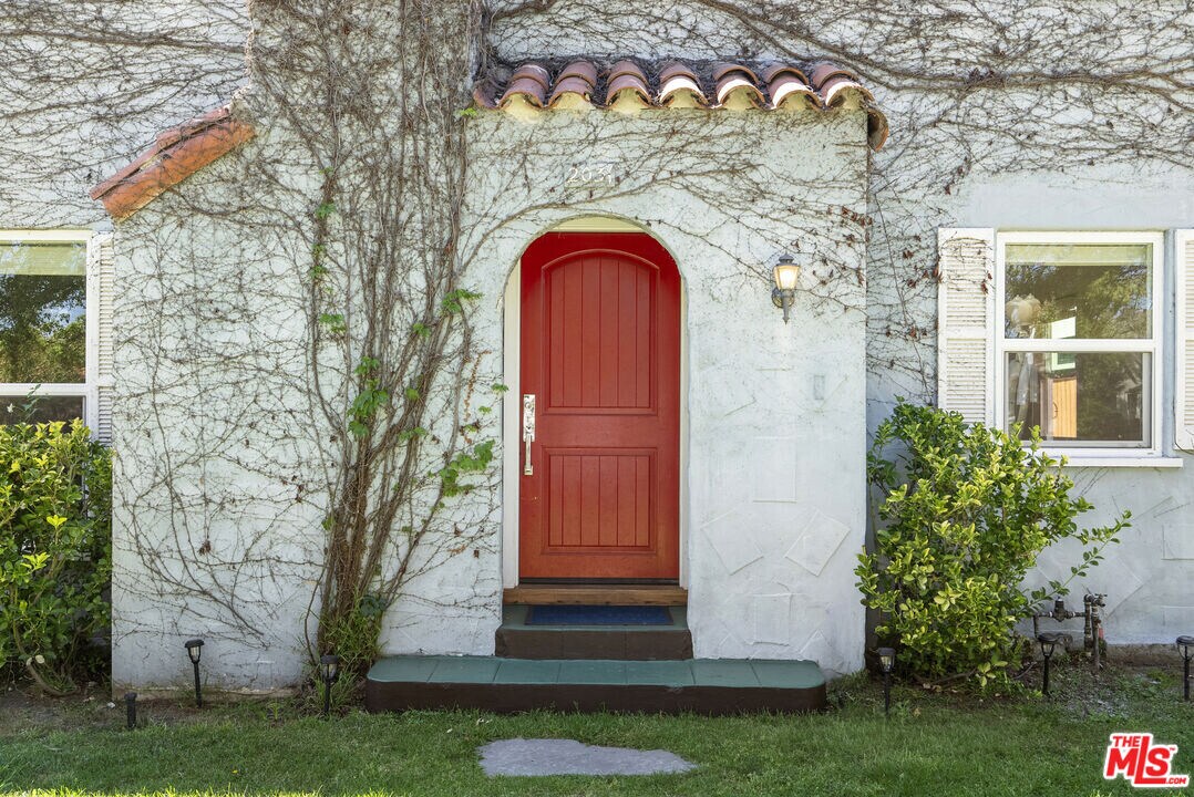 2031 Glendon Ave in Los Angeles, CA - Building Photo