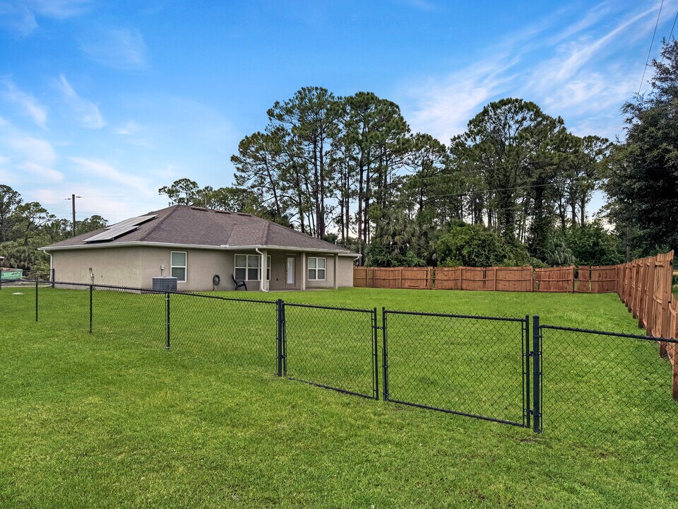 239 Tucson Rd SW in Palm Bay, FL - Building Photo