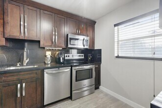 8330 Sands Point Blvd in Tamarac, FL - Building Photo - Building Photo