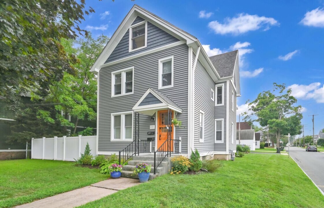 377 Park Rd, Unit #2 in West Hartford, CT - Foto de edificio