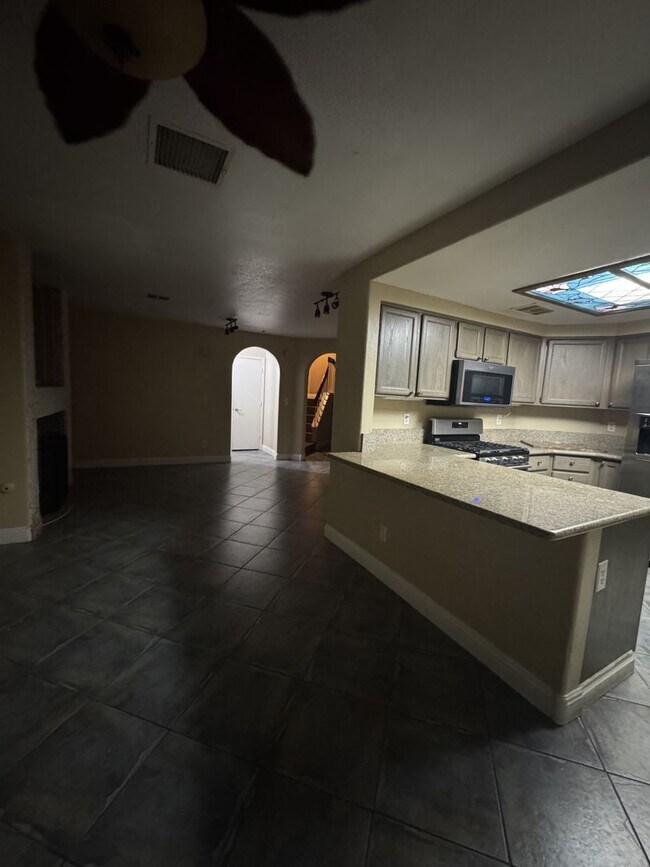 2404 Twin Flower Cir in Las Vegas, NV - Building Photo - Building Photo