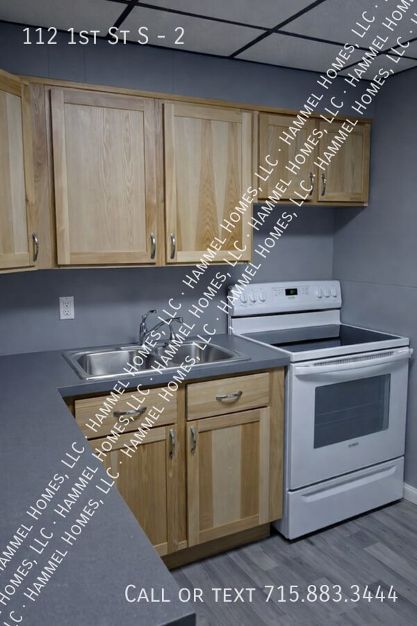 112 1st St S in Ladysmith, WI - Foto de edificio - Building Photo