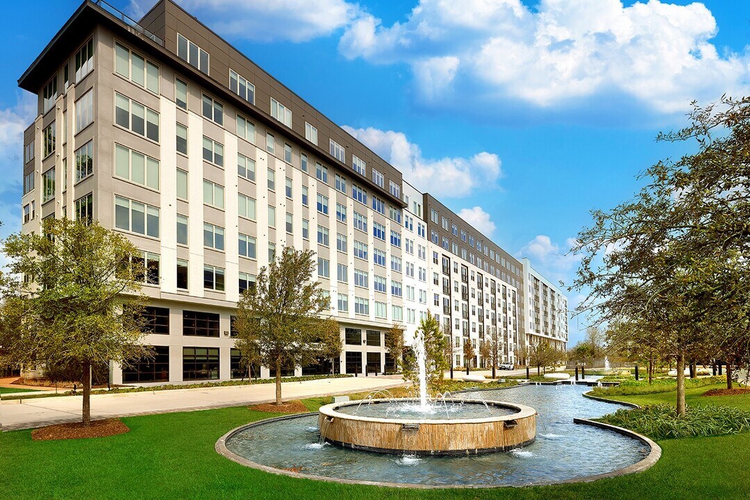 8900 Six Pines Dr in Shenandoah, TX - Foto de edificio