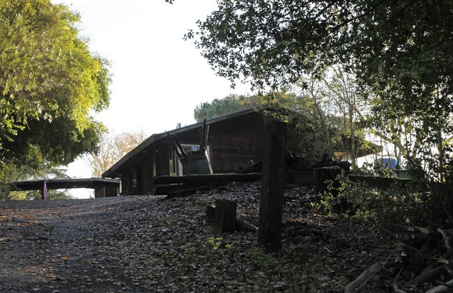 1060 Oak Hill Rd in Lafayette, CA - Foto de edificio - Building Photo