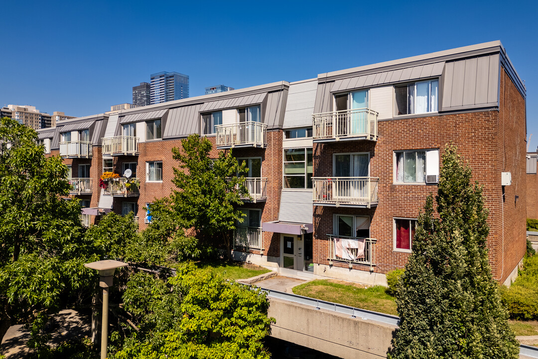 753 Des Seigneurs Rue in Montréal, QC - Building Photo