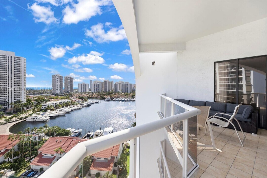 3610 Yacht Club Dr, Unit 1504 in Aventura, FL - Foto de edificio