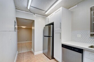 114 Lake Anne Dr in West Palm Beach, FL - Building Photo - Building Photo
