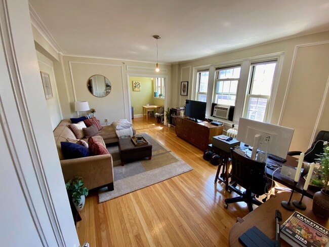 1423 Beacon St, Unit 644 in Brookline, MA - Foto de edificio - Building Photo