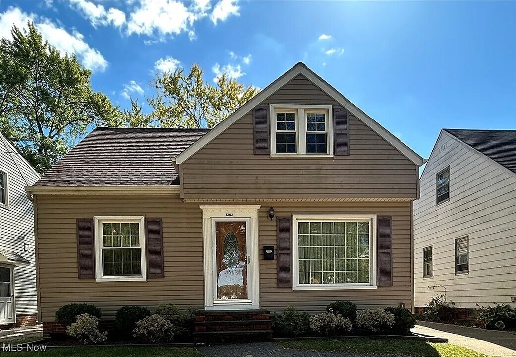 13712 Rockside Rd in Garfield Heights, OH - Building Photo