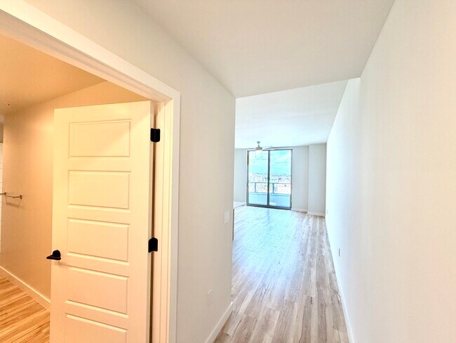 452 SW 2nd St, Unit 13 in Miami, FL - Foto de edificio - Building Photo