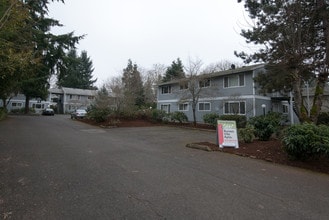 Sunset Villa Apartments in Canby, OR - Foto de edificio - Building Photo