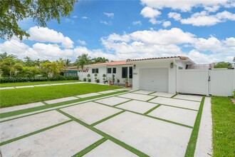 1040 N Royal Poinciana Blvd in Miami Springs, FL - Foto de edificio - Building Photo