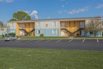 Sandstones Apartments in Pensacola, FL - Foto de edificio - Building Photo