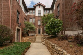 Highland Court in Birmingham, AL - Building Photo - Interior Photo