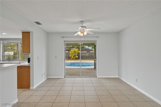 703 SE 33rd St in Cape Coral, FL - Foto de edificio - Building Photo