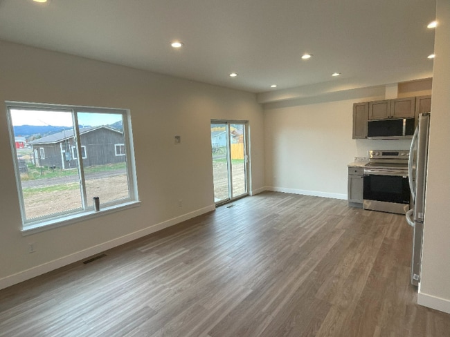 502 E 2nd Ave in Boulder, MT - Building Photo - Building Photo