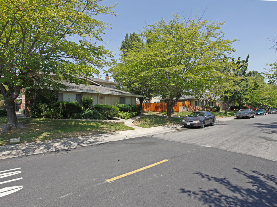 5520-5592 Keoncrest Cor in Sacramento, CA - Foto de edificio