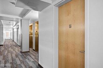 7137 E Rancho Vista Dr in Scottsdale, AZ - Building Photo - Building Photo