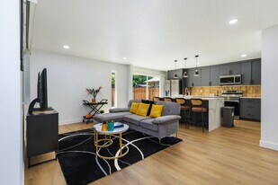 905 142nd Ave SE in Bellevue, WA - Building Photo