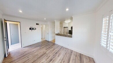 7405 Charmant Dr in San Diego, CA - Foto de edificio - Building Photo