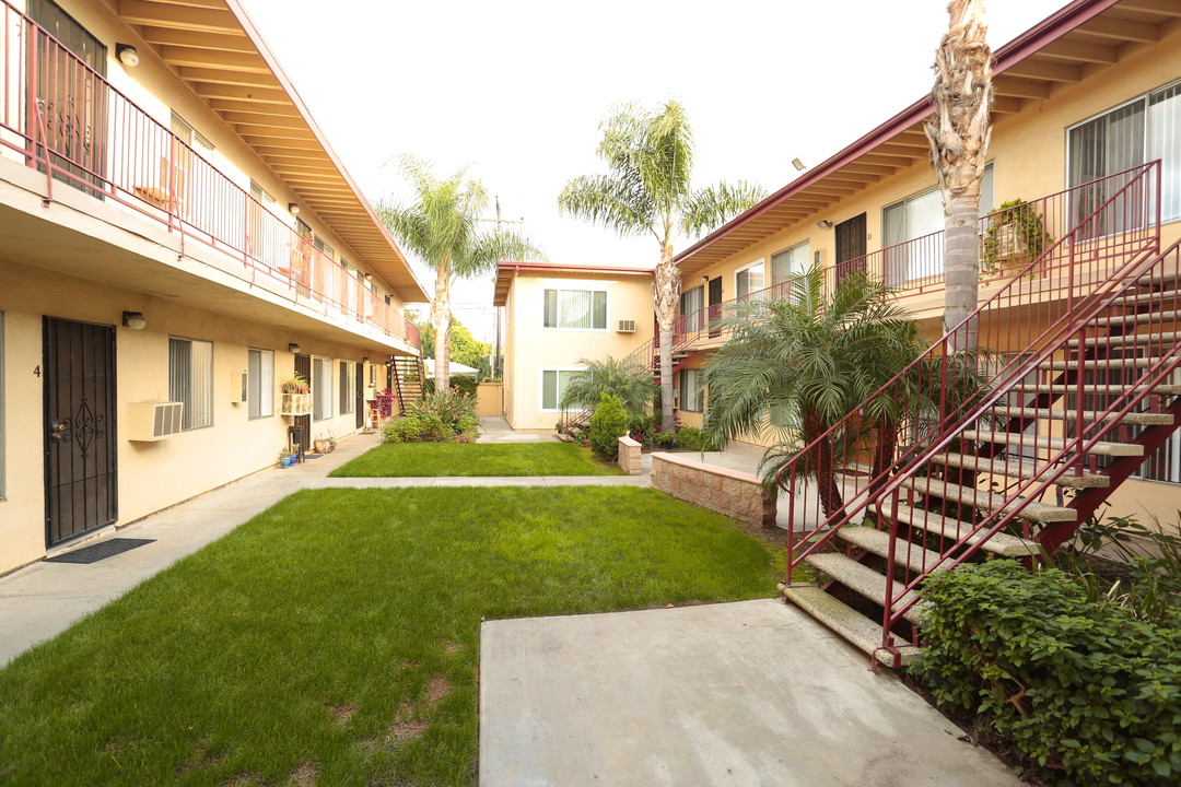 Villa Toscana Apartment Homes in Westminster, CA - Foto de edificio